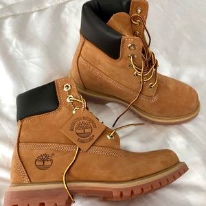 🌄NWT Timberland Women's 6" Premium Boots Size 6M
